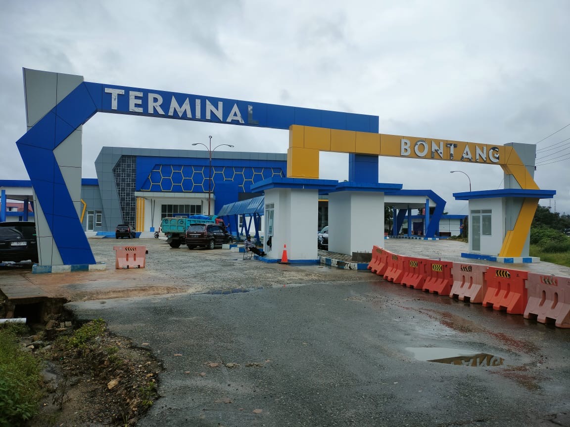 BELUM TERISI: Area dalam Gedung Terminal Bontang belum digunakan meski pembangunan telah selesai dan pengoperasionalan terminal mulai Desember lalu.