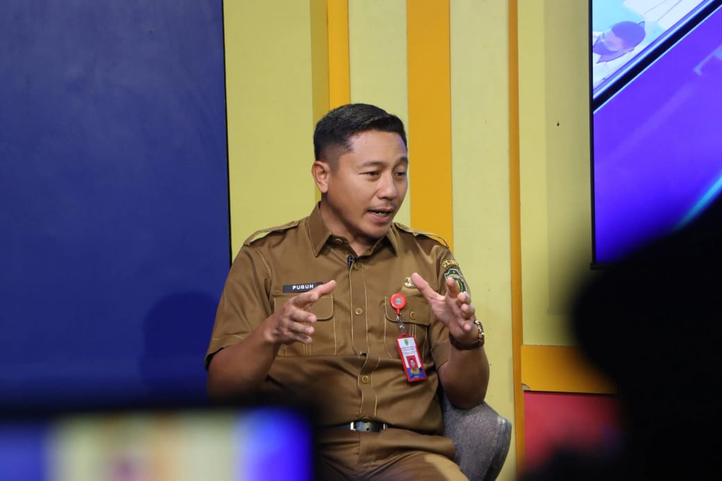 WUJUDKAN GENERASI EMAS: Puguh Harjanto menjadi narasumber dalam dialog publik di Studio 2 TVRI Kaltim, Senin (24/3).
