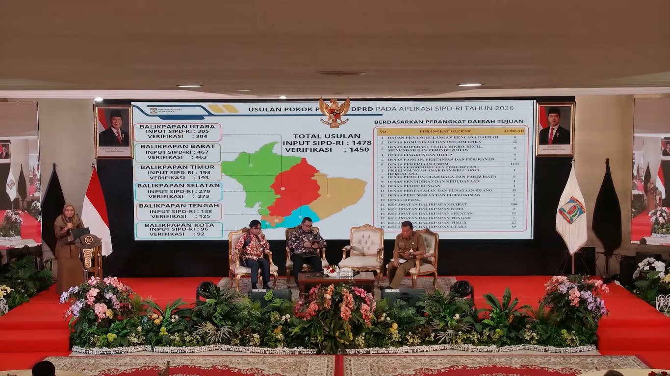 DEFISIT : Kepala Bappeda Litbang Balikpapan Murni saat menyampaikan paparan dalam Musrenbang Balikpapan  2026, di Auditorium Kantor Wali Kota Balikpapan, Selasa (18/3) lalu. (FOTO: PEMKOT BALIKPAPAN)