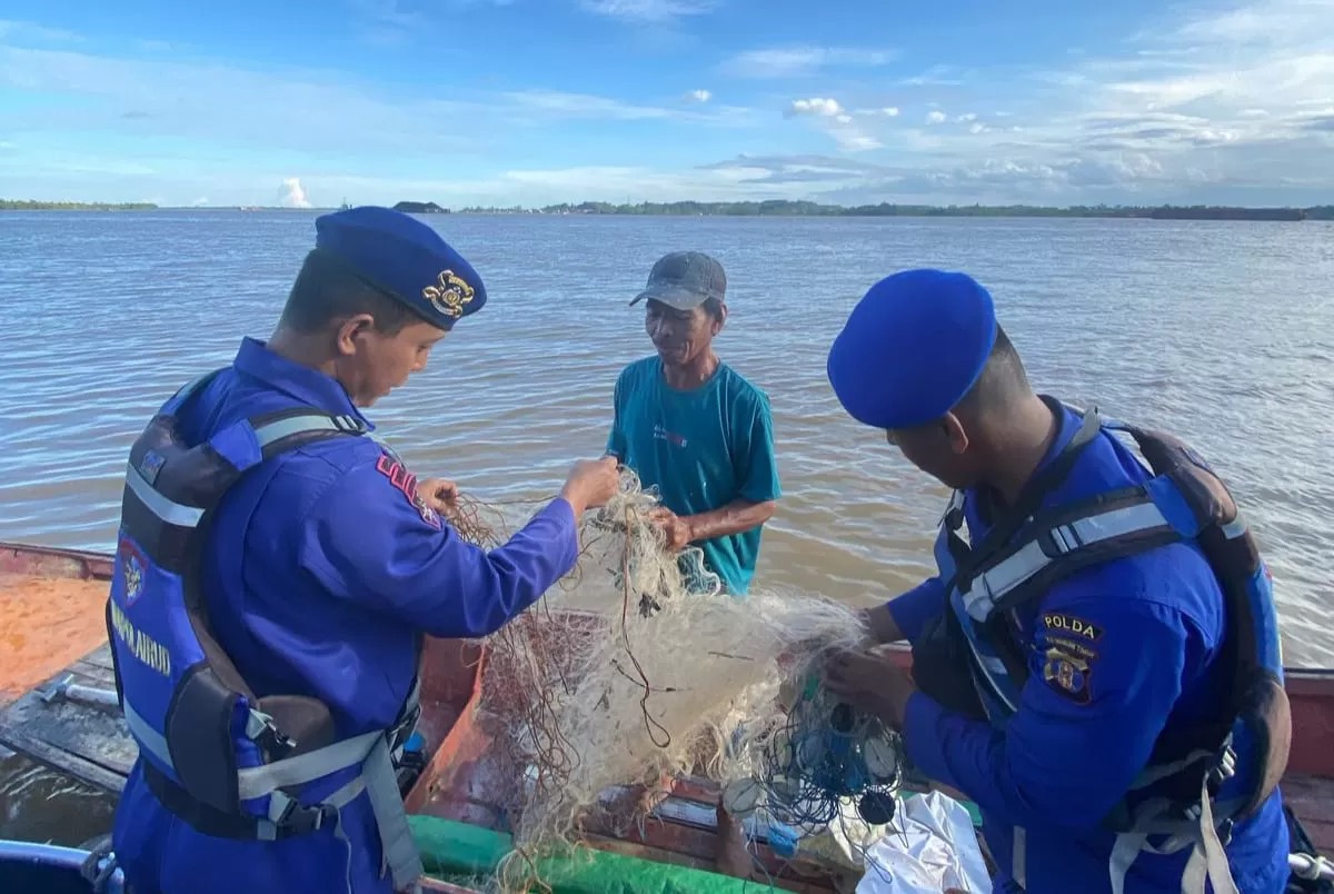 PANTAU PERAIRAN: Personel Ditpolairud Polda Kaltim memantau aktivitas perairan jelang perayaan Idulfitri. (FOTO: IST)