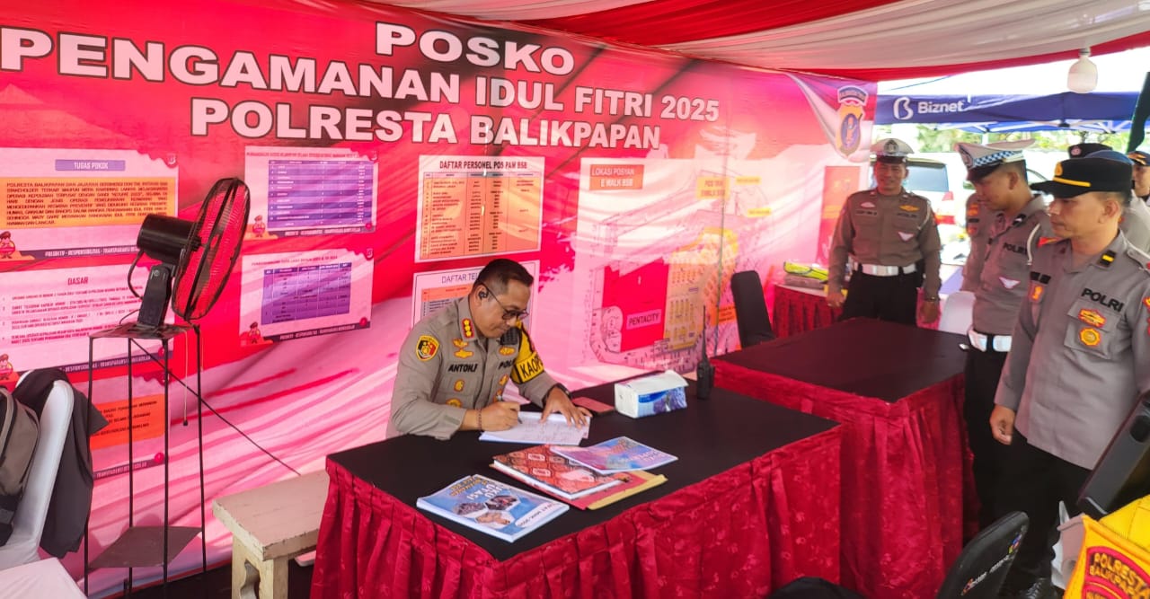 CEK POS: Kapolresta Balikpapan Kombes Pol Anton Firmanto mengecek salah satu pos pengamanan di Balikpapan. (FOTO: IST)