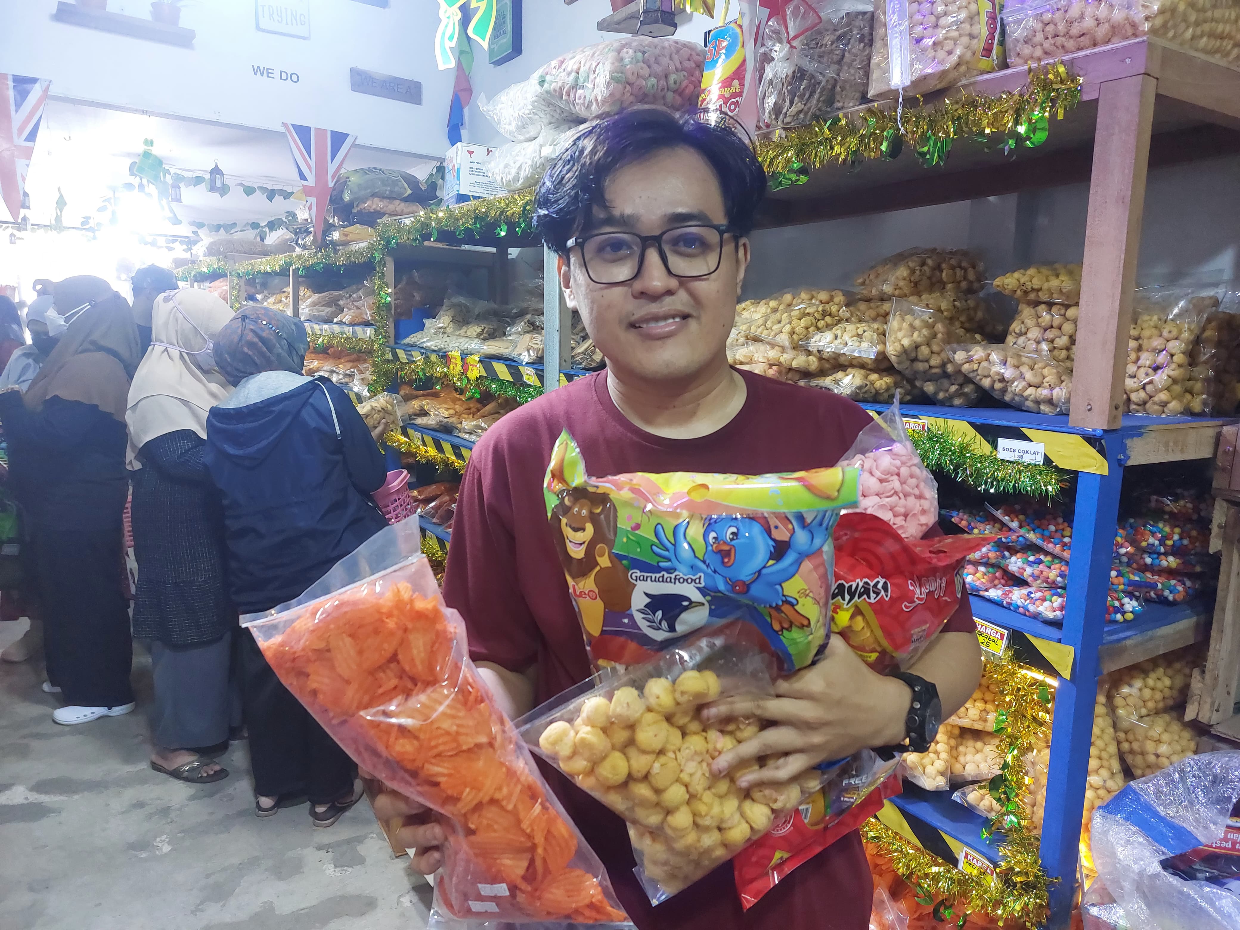 BERKAH: Bukan usaha pertama, namun bisnis snack yang dirintis Wahyu kini semakin berkembang. Puluhan jenis camilan dia tawarkan, raup cuan dari Lebaran.