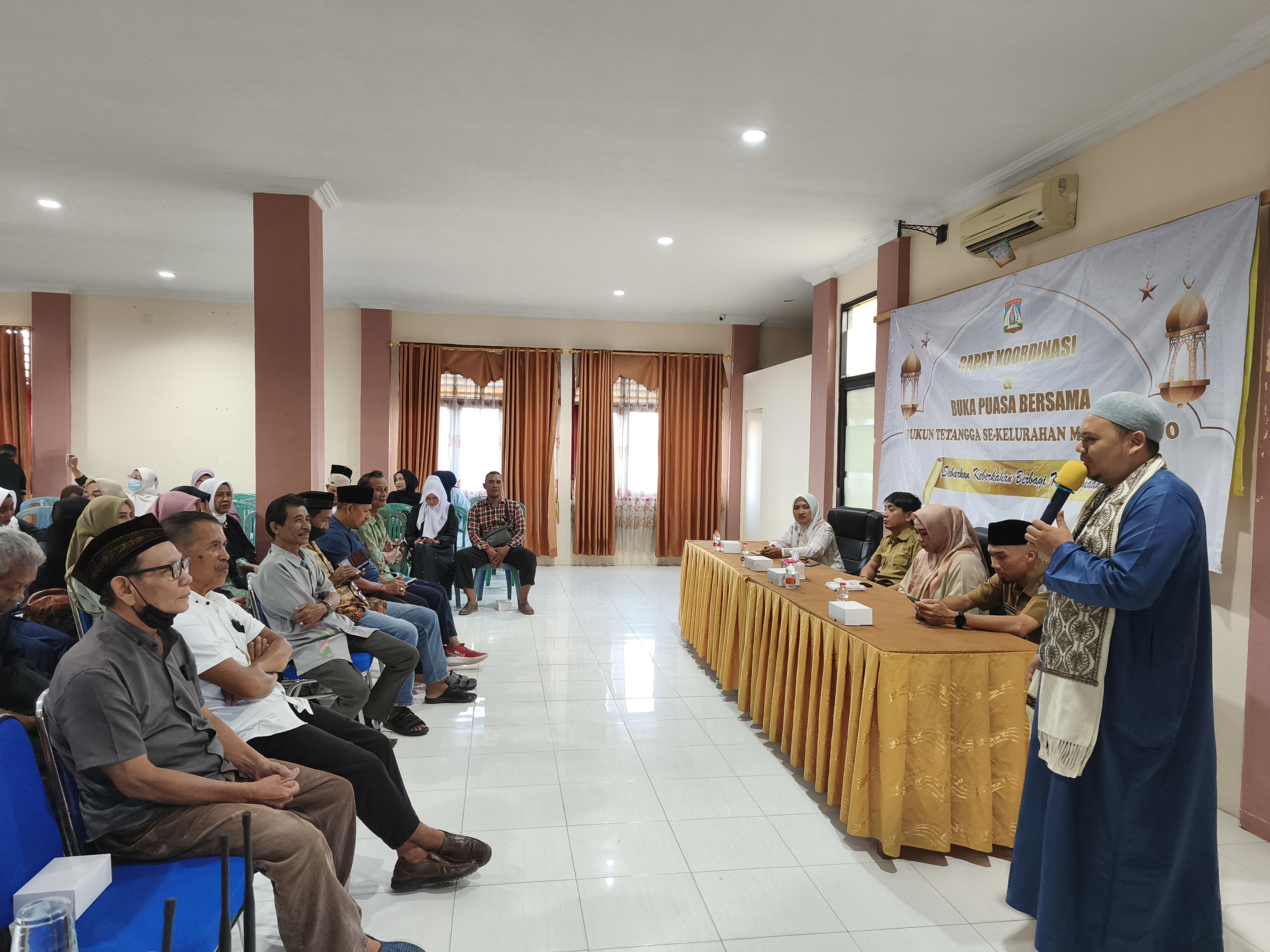 TAUSIAH:  Habib Zaky Bin Yahya memberikan tausiah Ramadan menjelang berbuka puasa dihadapan para ketua RT dan pengurus TP-PKK Kekurahan Margo Mulyo.