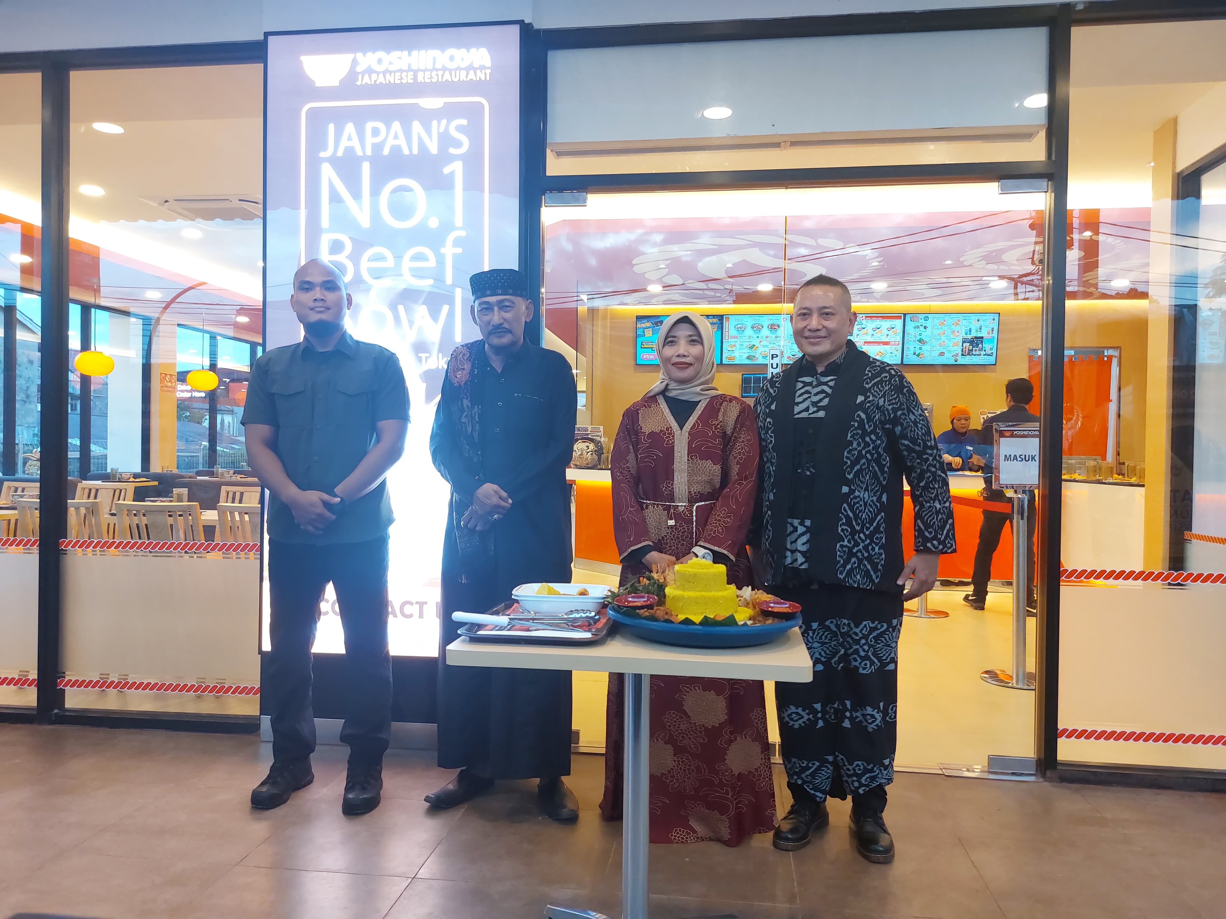 SEMAKIN DEKAT: Opening store ke-3 Yoshinoya di Balikpapan berlokasi di Jalan MT Haryono, Selasa (25/3). Restoran beef bowl asal Tokyo semakin dekat dengan warga Kota Minyak.