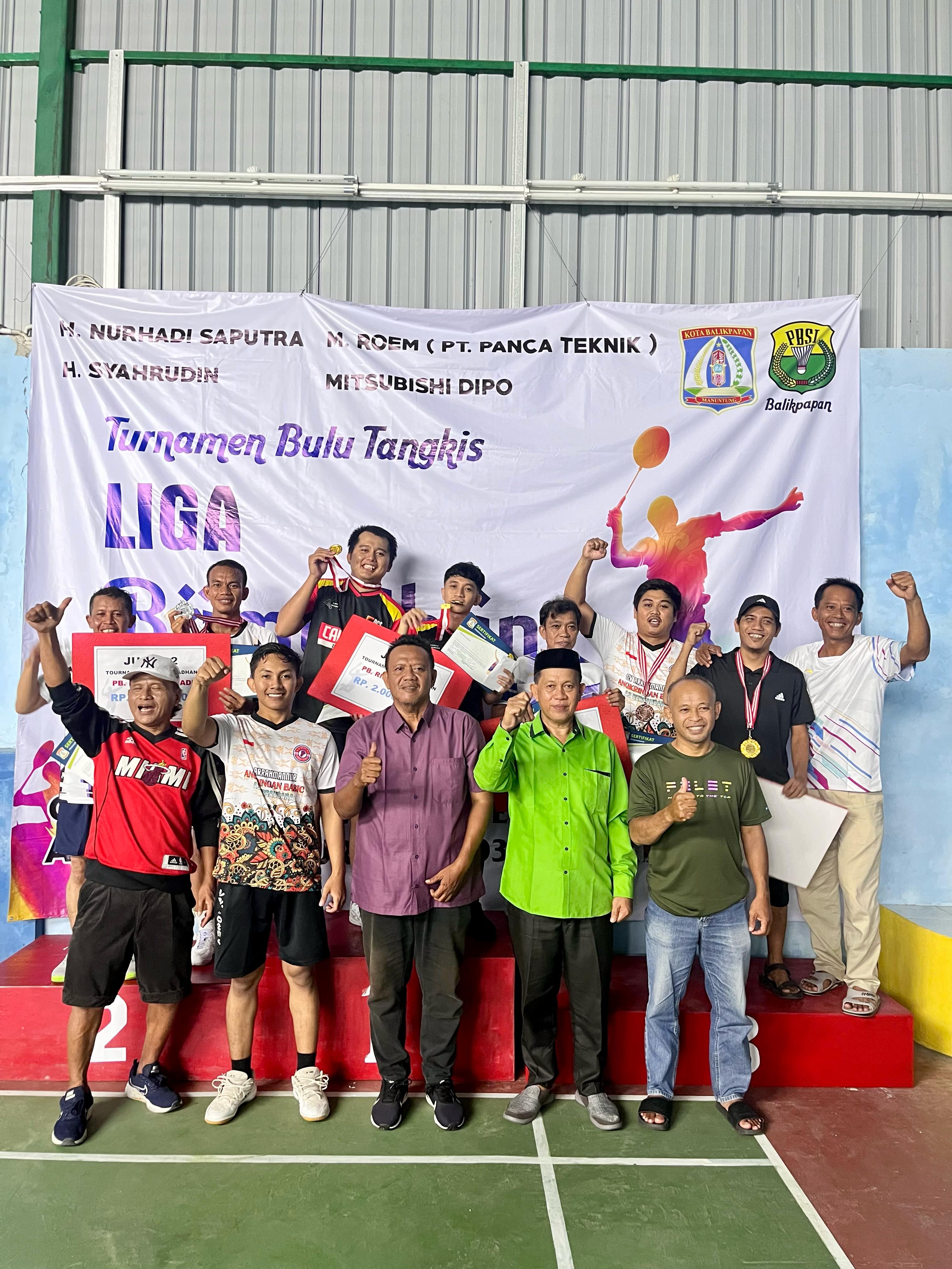 JUARA: Para juara dan panitia mendapat apresiasi dari Kecamatan Balikpapan Timur atas sukses terselenggaranya Liga Ramadhan Cup