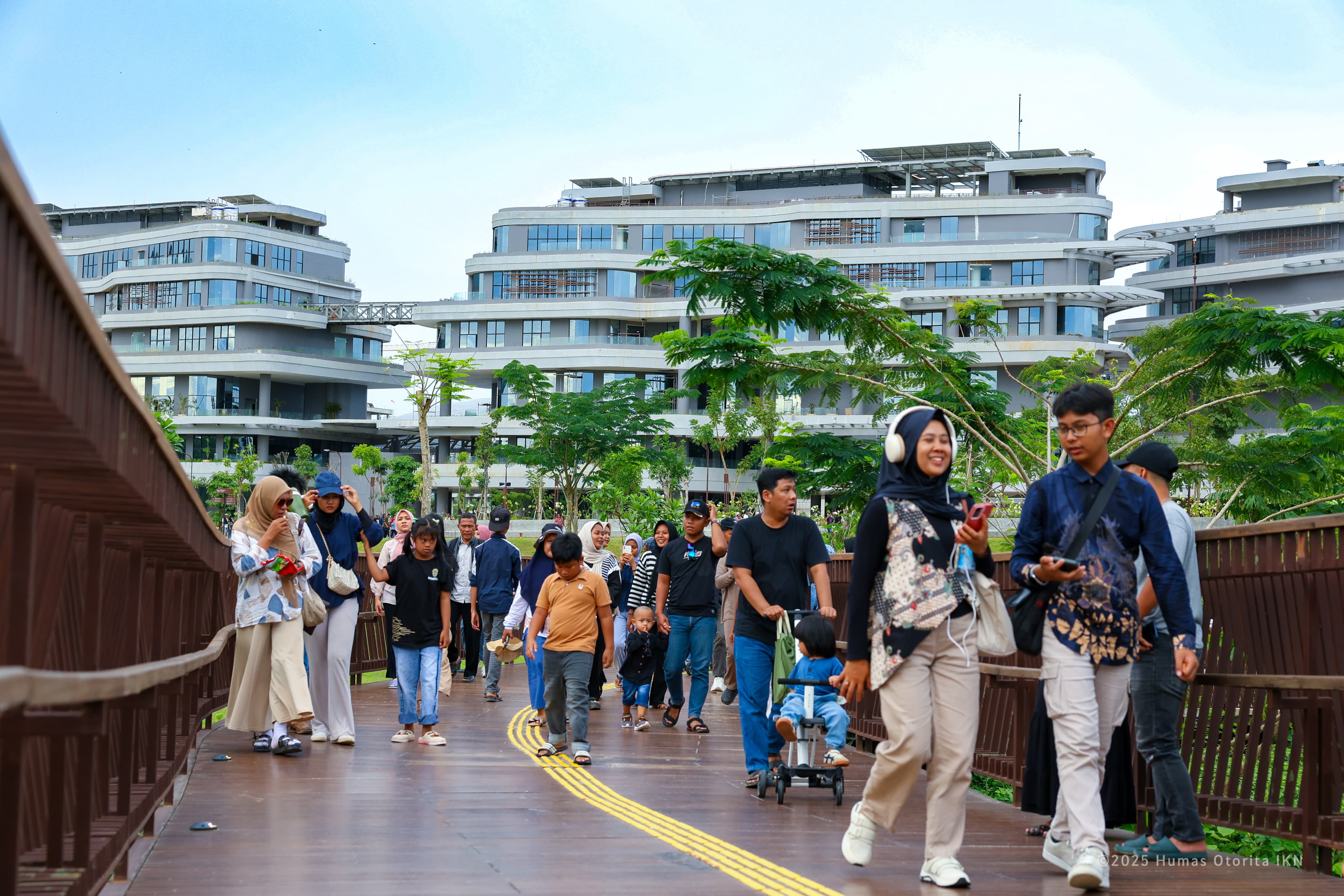 TETAP BUKA : Masyarakat bisa berlibur ke KIPP IKN selama libur panjang Lebaran. Progres pembangunan Masjid Negara IKN.