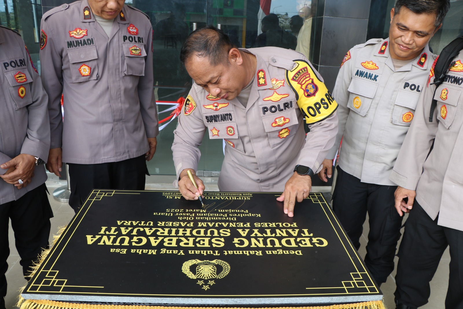 TEKEN: Kapolres PPU, AKBP Supriyanto meneken prasasti menandai peresmian Gedung Tantya Sudhirajati di Mapolres PPU.