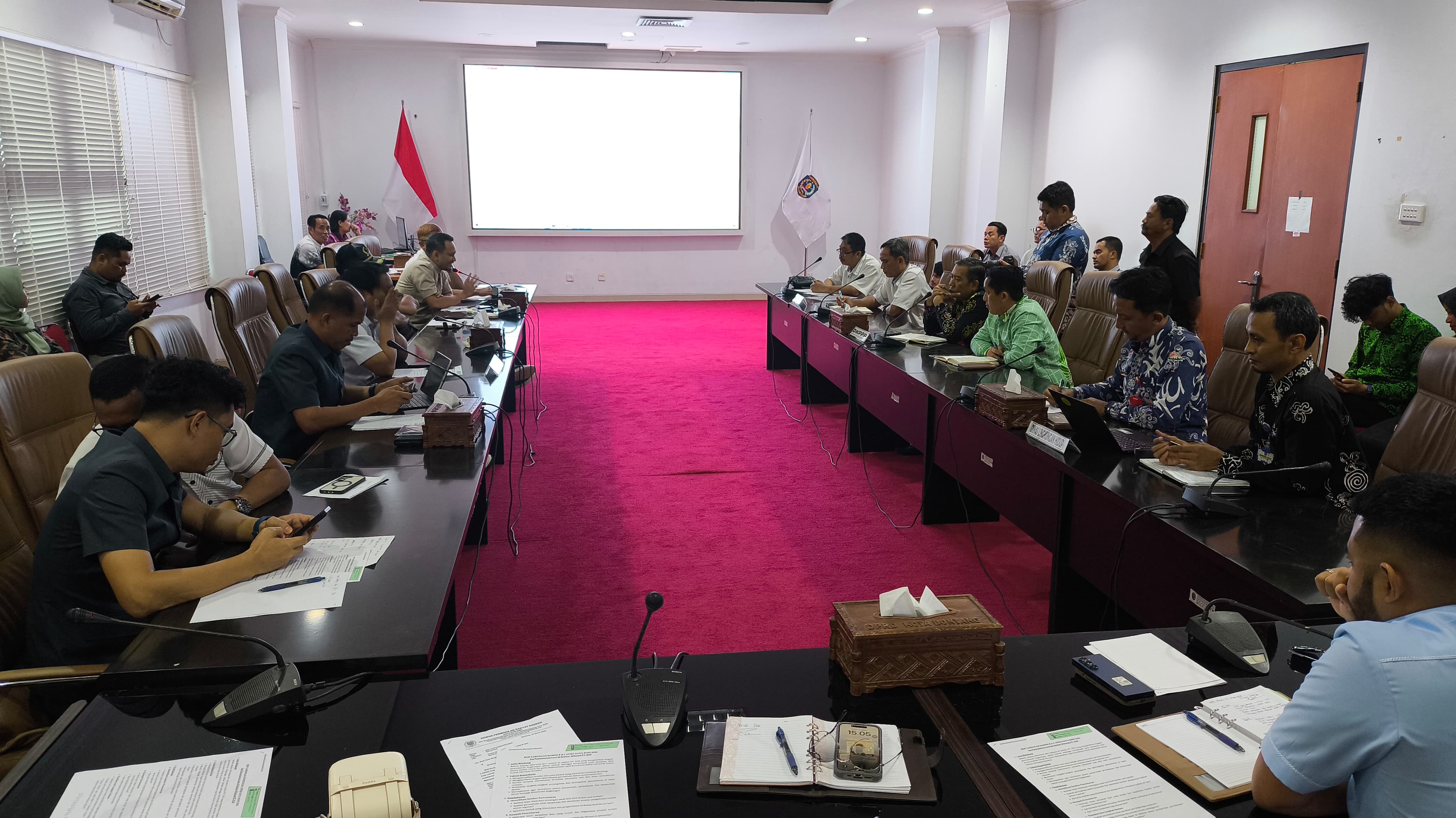 Komisi B dan C DPRD Bontang melakukan rapat dengar pendapat dengan PT Energi Unggul Persada terkait matinya ikan di perairan Bontang Lestari dan Santan Ilir. (ADIEL KUNDHARA/KP)