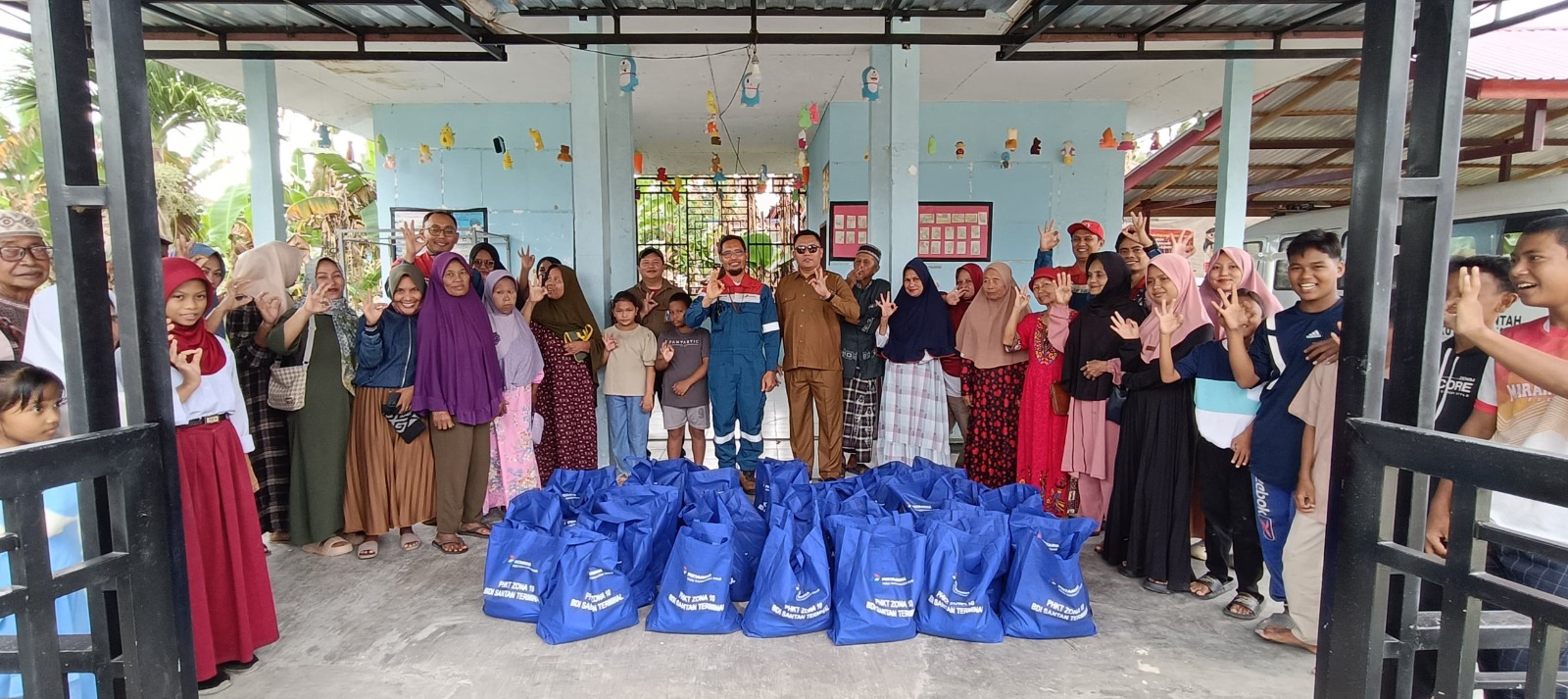 BERBAGI: Badan Dakwah Islam PHKT saat berbagi sedekah kepada dhuafa melalui kegiatan semarak Ramadan 1446 Hijriah. (FOTO: IST)