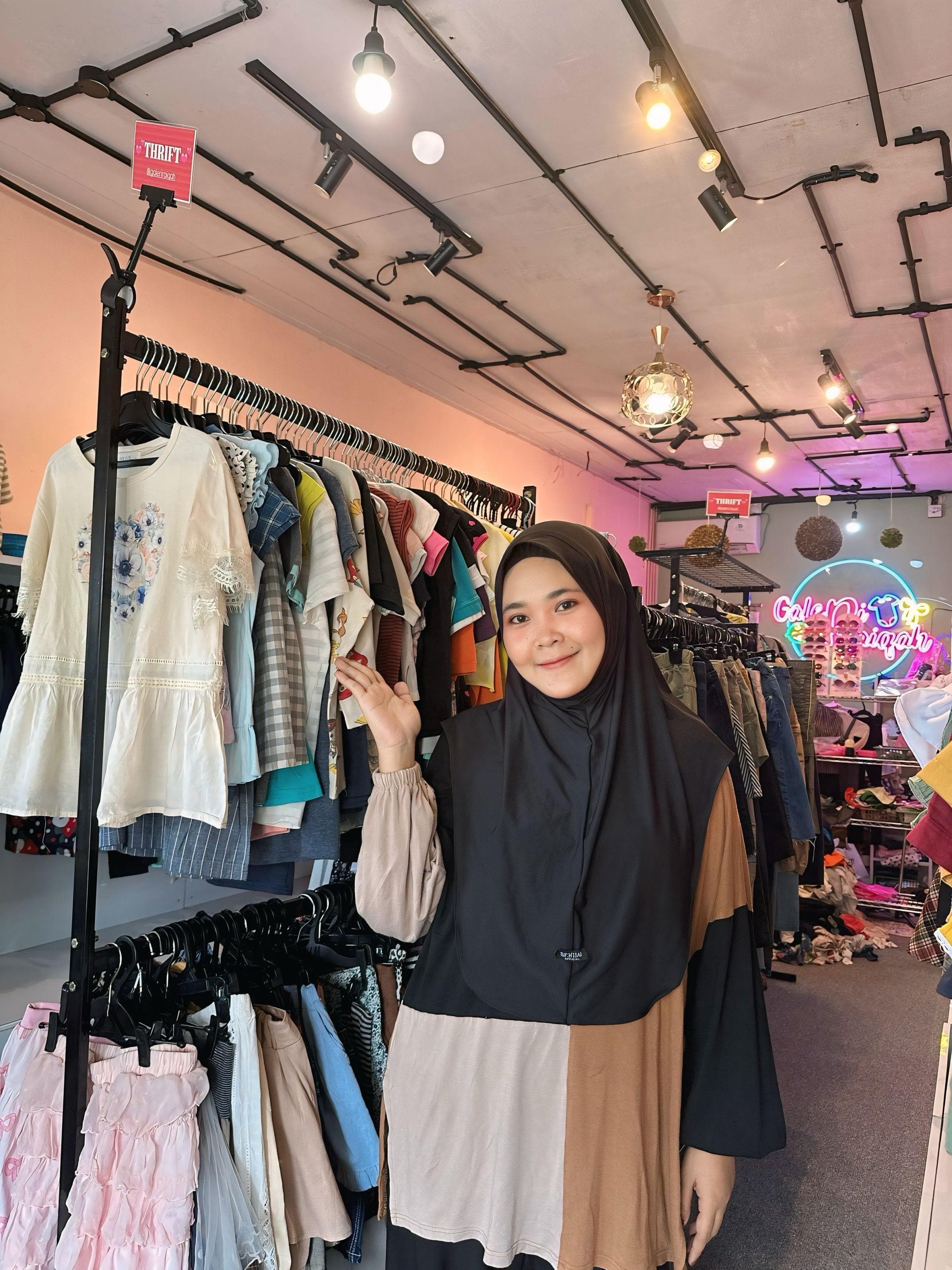PELUANG: Indah coba peluang lewat fesyen thrift anak. Ternyata antusiasnya tinggi, penjualannya naik hingga 80 persen dibanding pakaian baru.