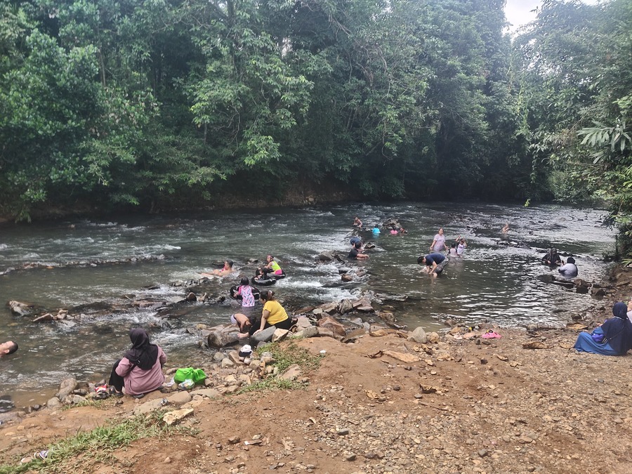 SERU: Pemandian Sungai Terik bisa jadi opsi liburan warga Paser karena murah dan mudah dijangkau.