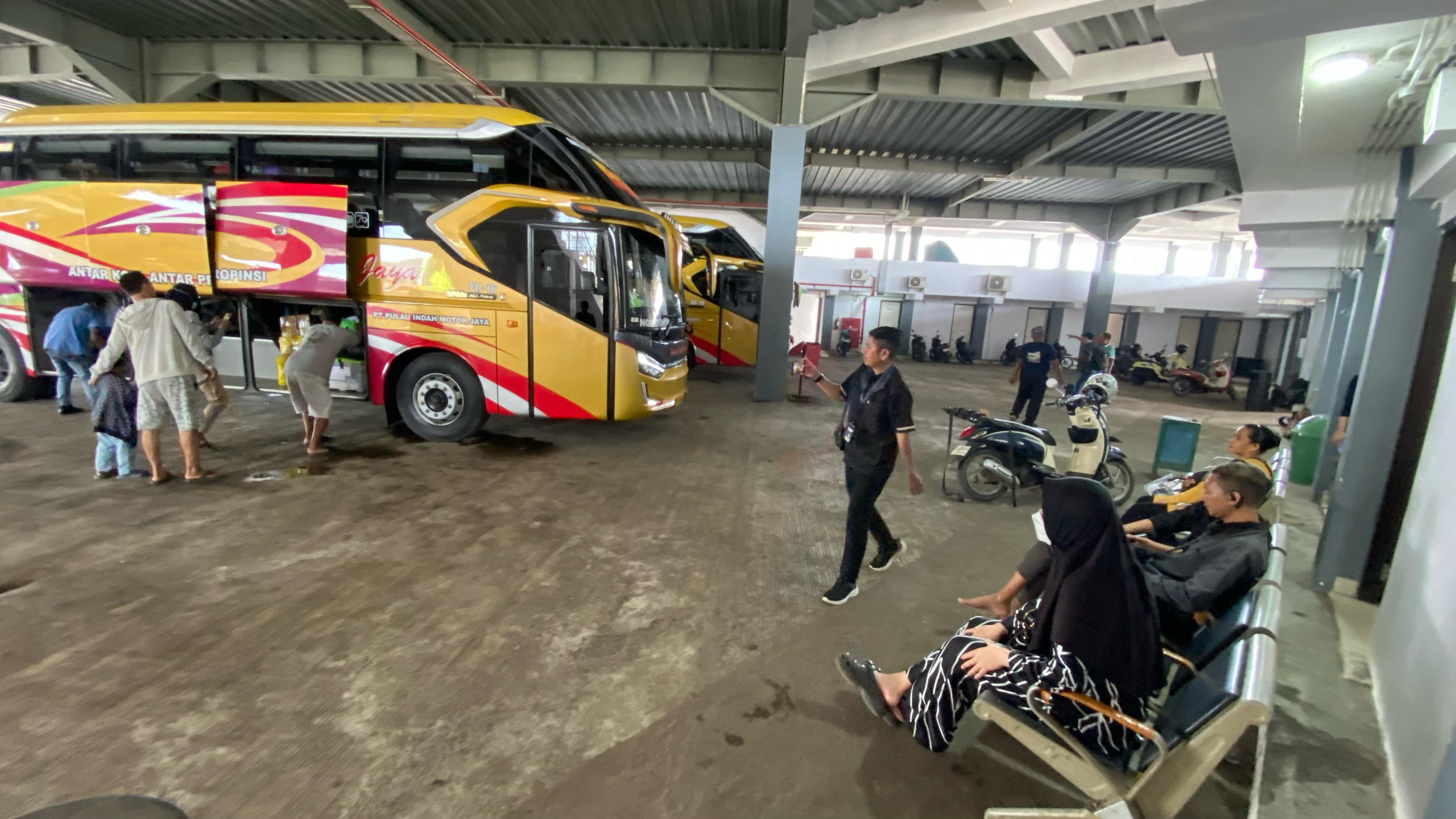 Arus mudik di Terminal Tipe A Samarinda Seberang mulai mengalami lonjakan signifikan sejak 25 hingga 28 Maret. (FOTO/RAMA SITOHANG)