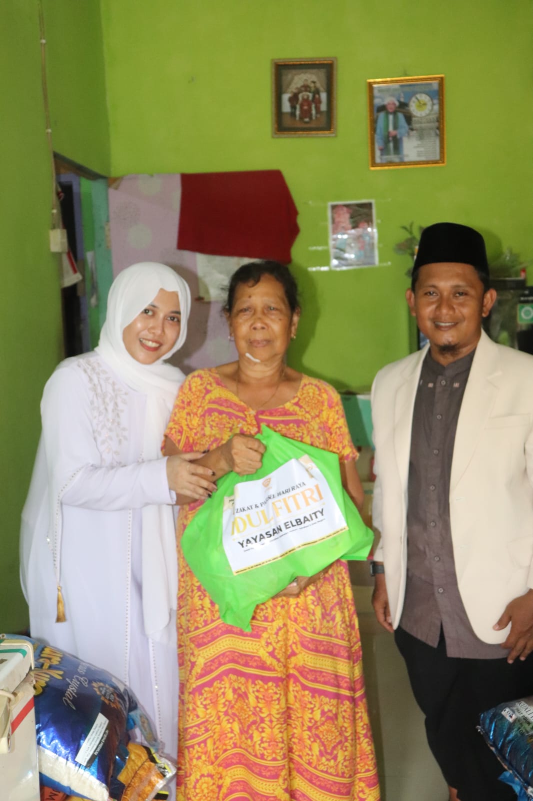 TEBAR KEBAIKAN: Ketua Yayasan Elbaity, Didik Maryanto menyalurkan zakat kepada warga yang berhak menerima di wilayah Kecamatan Sepaku, PPU.