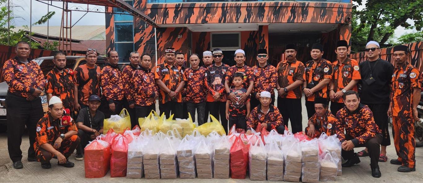 BAGI TAKJIL: Koti Mahatidana PW Pemuda Pancasila Kaltim kembali berbagi takjil dan silaturahmi di bulan Ramadan.  &nbsp;