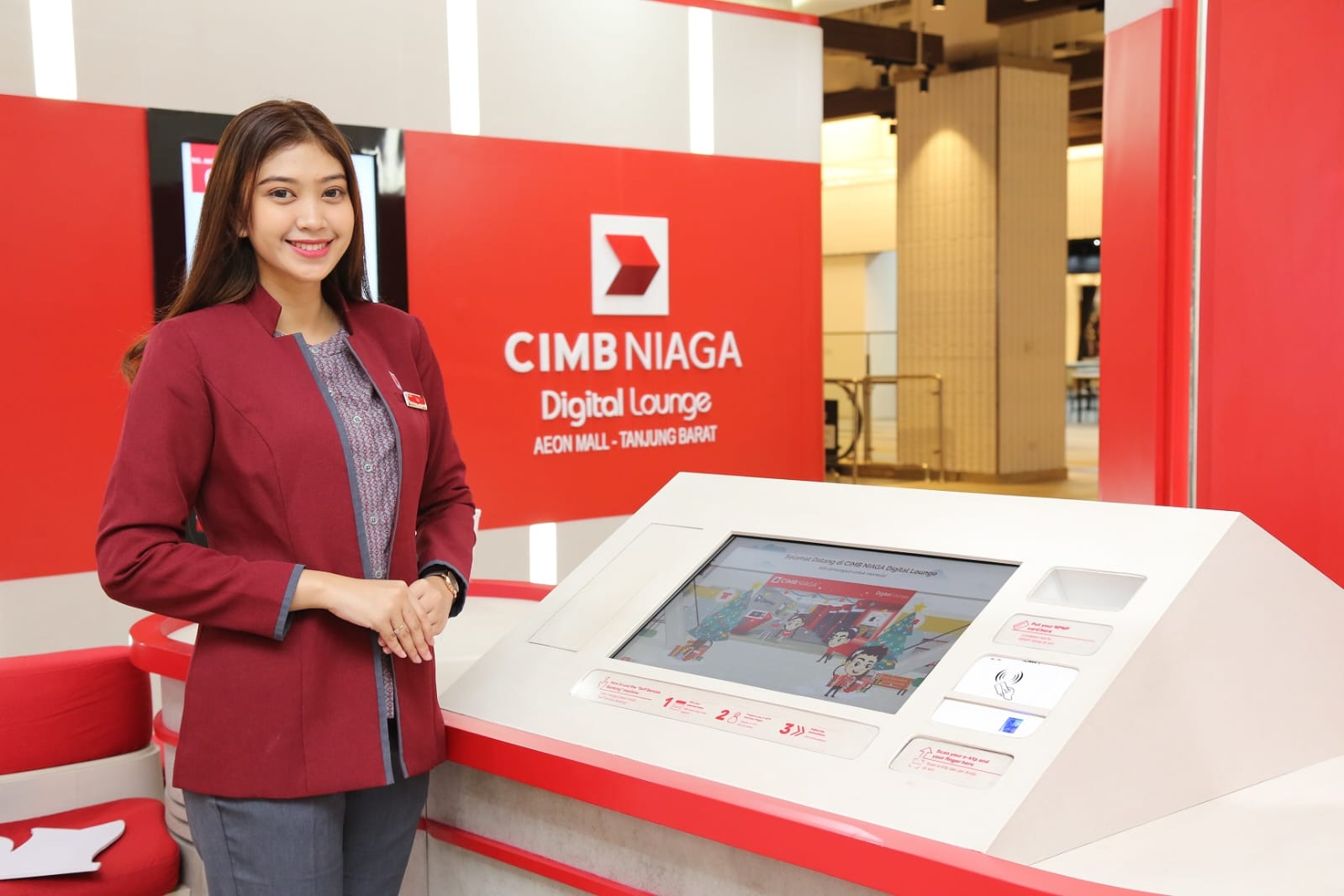 LAYANAN: Nasabah tetap bisa akses layanan perbankan lewat berbagai aplikasi digital selama libur panjang Lebaran.