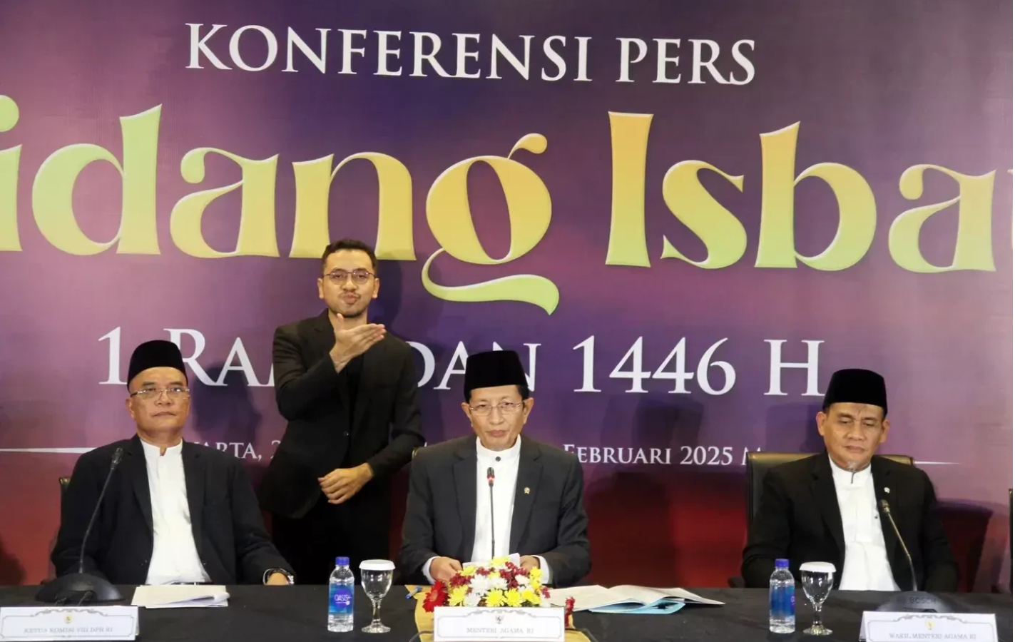 RAMADHAN: Menteri Agama RI Nasaruddin Umar (tengah) saat memimpin konferensi pers Sidang Isbat penetapan awal Ramadhan 1446 H di Kantor Kemenag, Jakarta Pusat, Jumat (28/2) lalu.