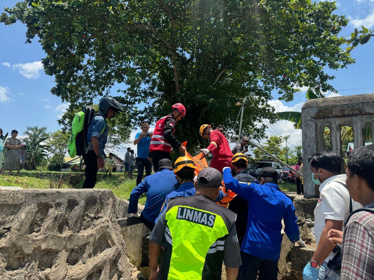 EVAKUASI: Jasad korban dievakuasi ke RS Kanujoso Djatiwibowo Balikpapan.