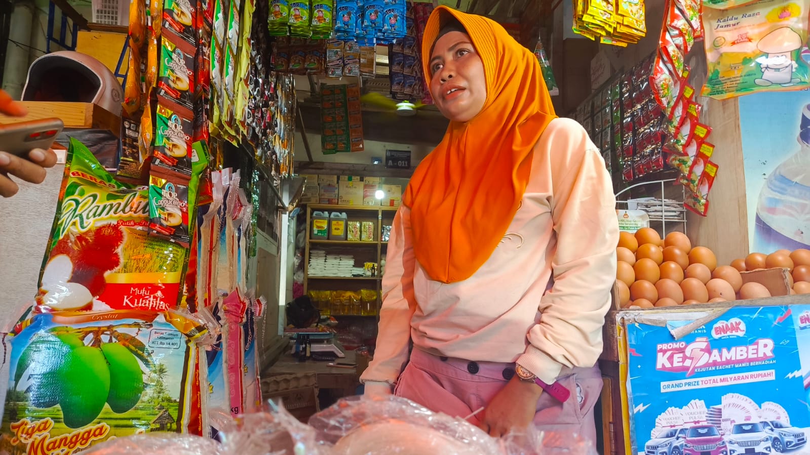 PALING LARIS: Annisa, Pedagang Sembako di Pasar Sepinggan Balikpapan menyebut Beras Tiga Mangga Manalagi sangat disukai masyarakat.&nbsp;