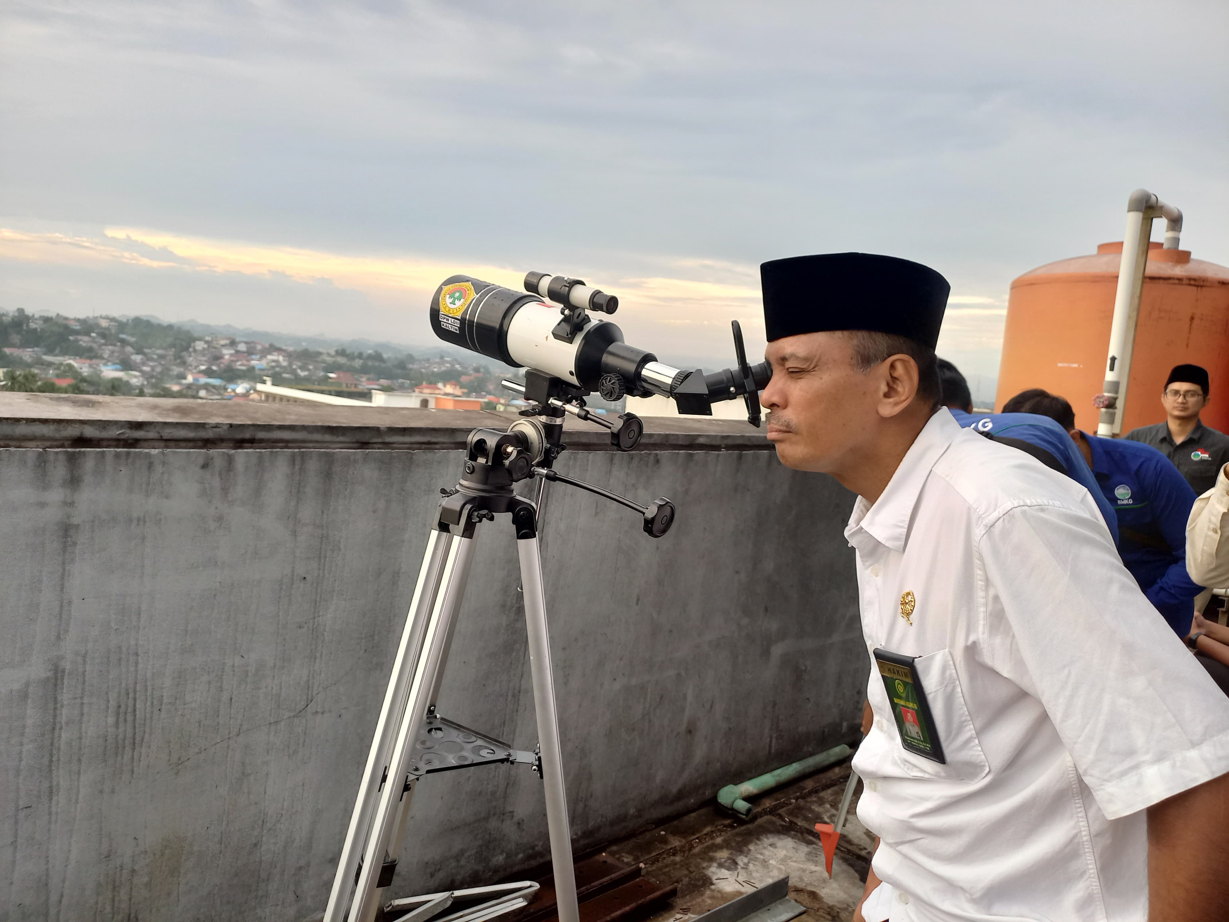 Kantor Wilayah (Kanwil) Kementerian Agama (Kemenag) Kaltim bersama BMKG Samarinda melaksanakan pemantauan rukyatul hilal awal Syawal 1446 Hijriah di Masjid Syeikh Mahmuddin, kawasan GO Mall, Sabtu.