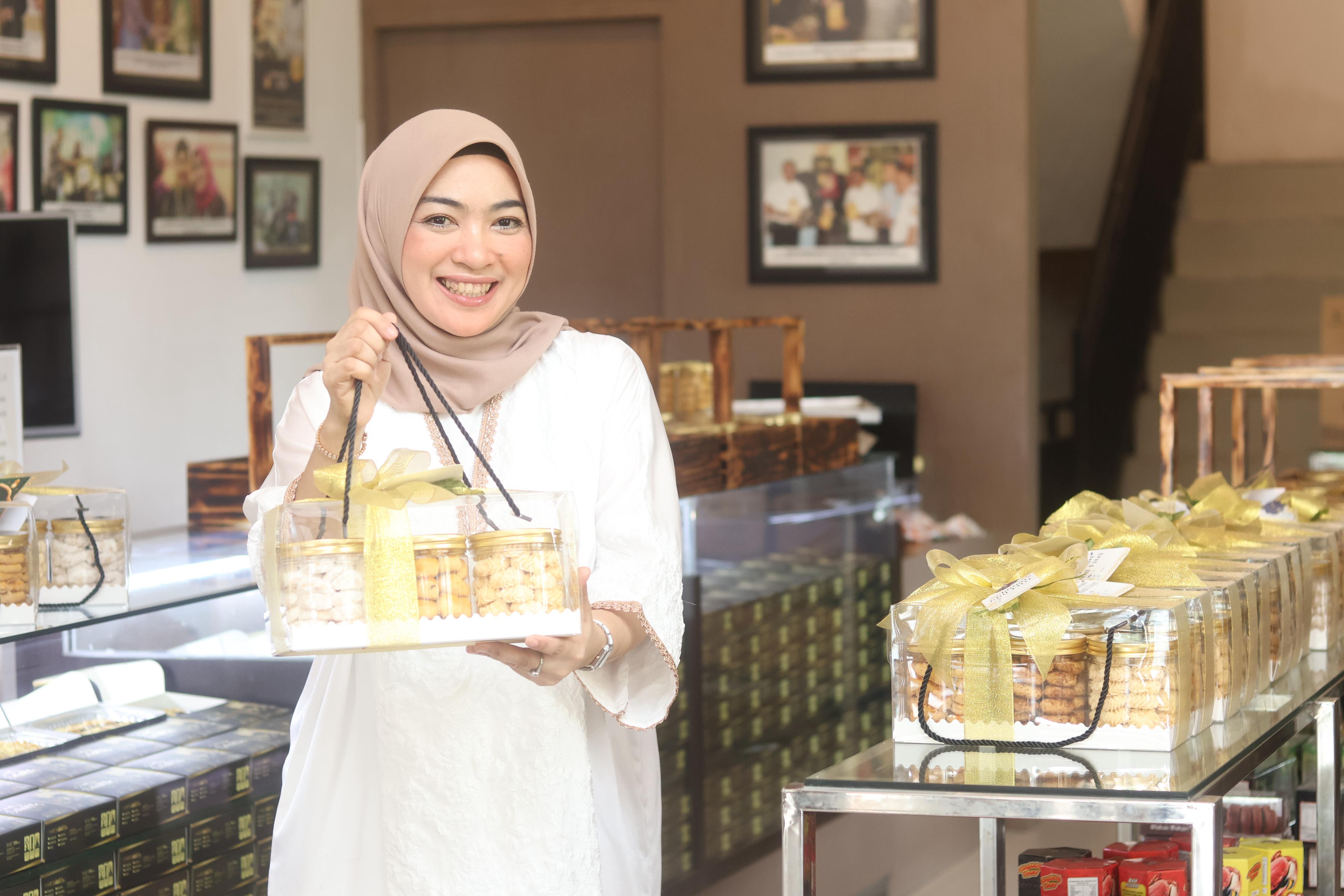 HAMPERS LEBARAN: Riswahyuni, pengusaha Cake Salakilo yang rutin sediakan hampers lebaran.
