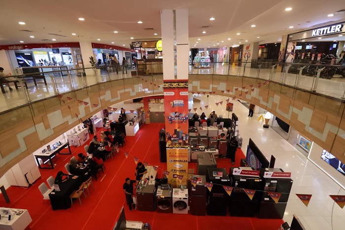 LONJAKAN: Jelang Lebaran pengunjung turut memadati mal Plaza Balikpapan.