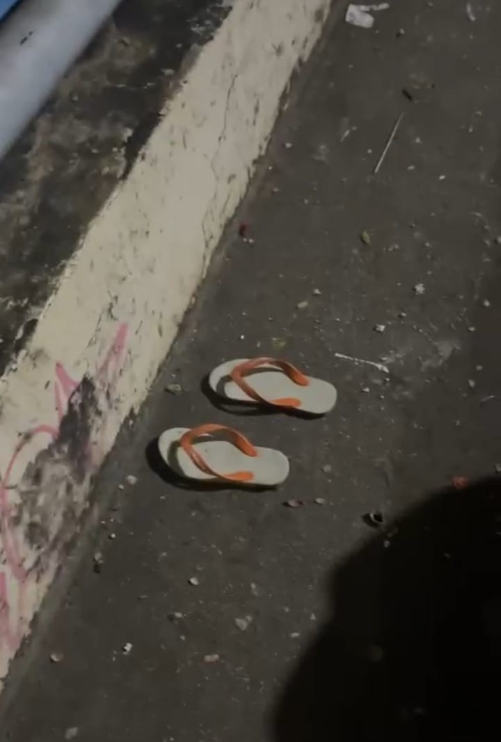 Sandal yang diduga milik korban.