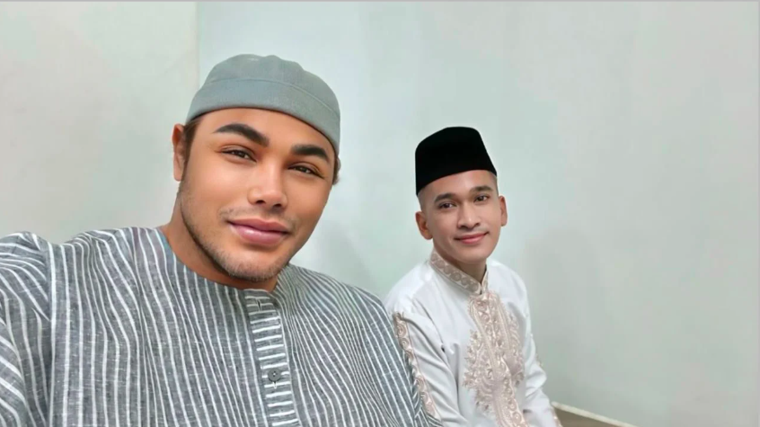 Ruben Onsu dan Ivan Gunawan saat Salat Idul Fitri.