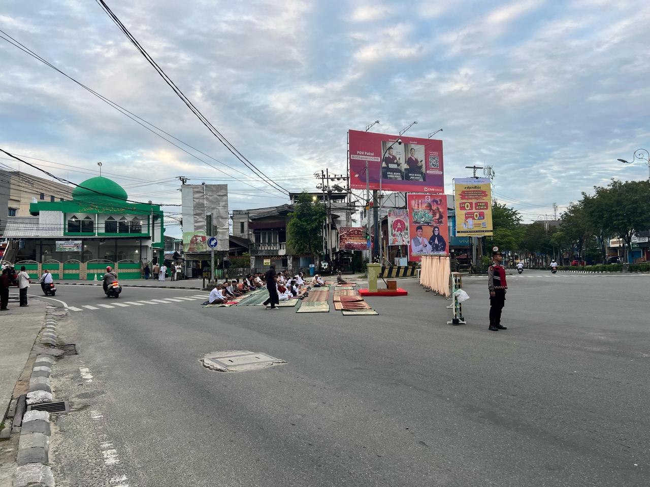 Pelaksanaan Shalat Id di persimpangan Jalan Achmad Yani Balikpapan.