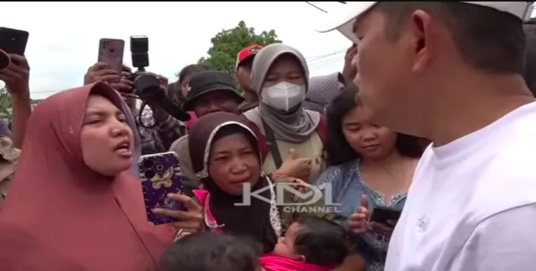 Emak-emak serbu Kang Dedi Mulyadi meminta bantuan uang kontrakan.