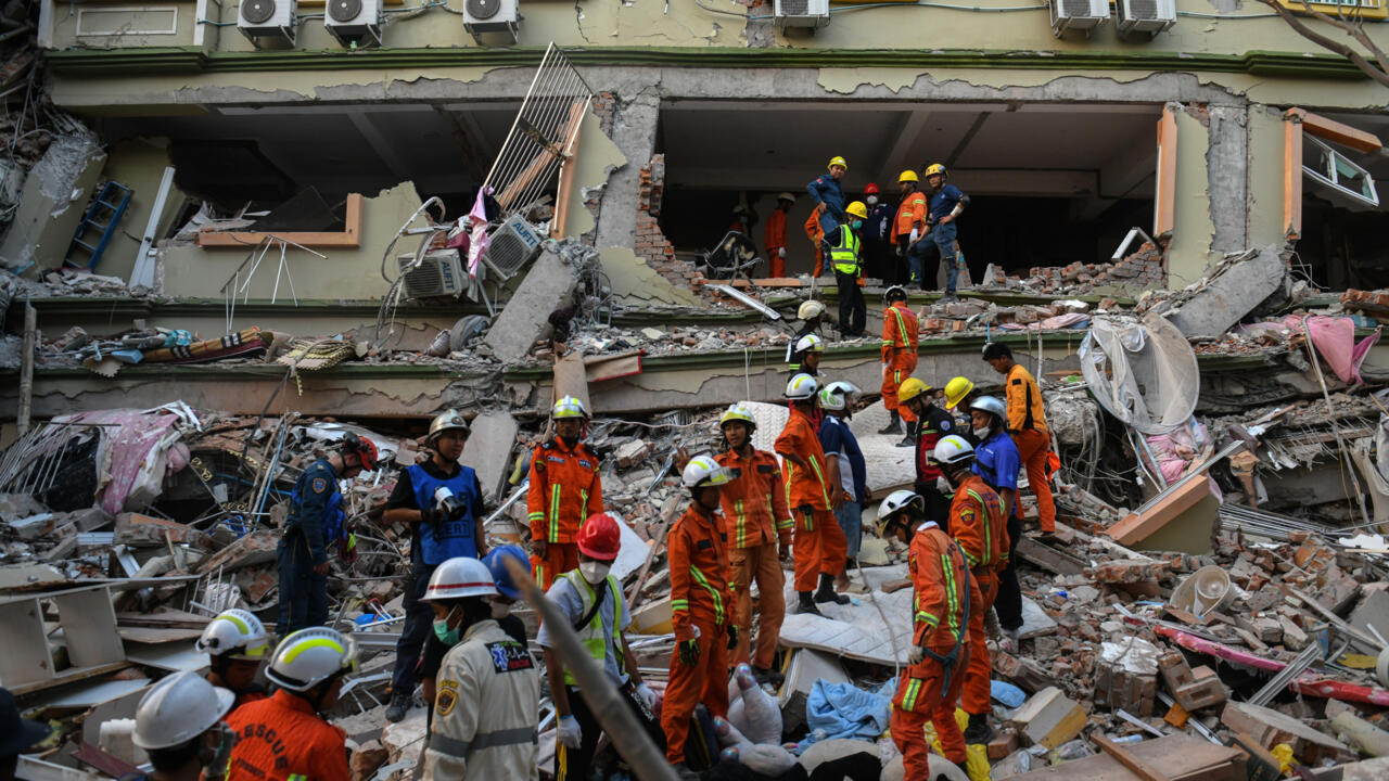 Evakuasi terhadap korban gempa masih dilakukan.