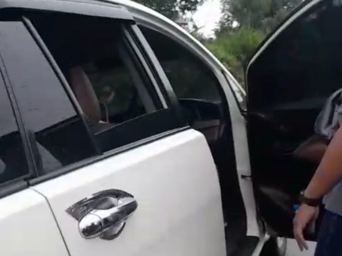 SEMPAT MENEPI: Pengemudi mobil meninggal meski sempat menghentikan kendaraannya di tepi jalan poros kawasan Bontang-Samarinda, kemudian sempat dicek oleh penumpang. (SS Facebook)