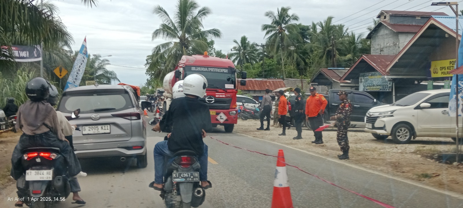 PADAT MERAYAP: Arus kendaraan warga menuju objek wisata Pantai Tanjung Jumlai di Kecamatan Penajam, PPU padat merayap pada hari kedua Lebaran.