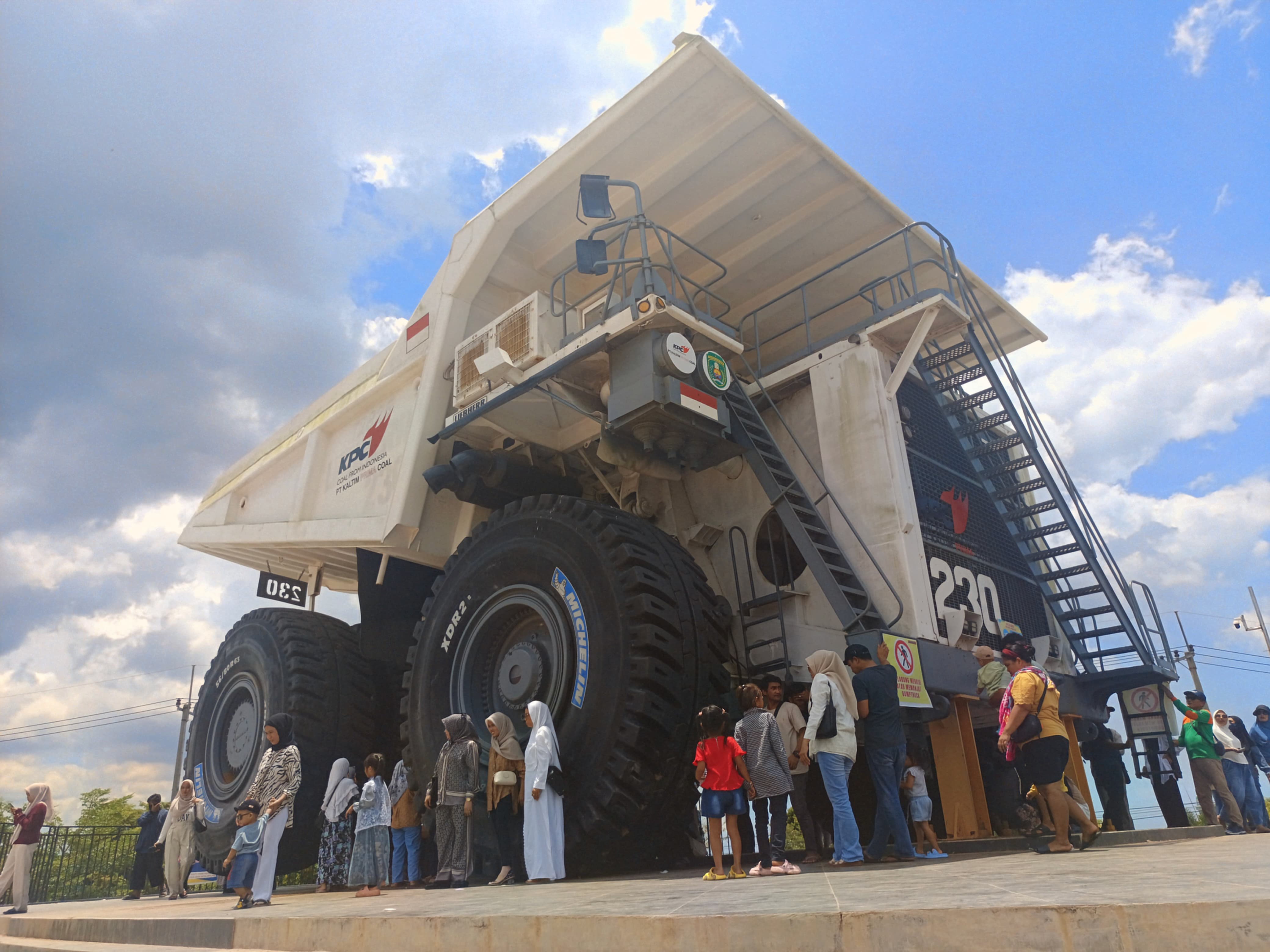 Keberadaan ikon Dump Truck Liebherr T282B menjadi daya tarik pengunjung.