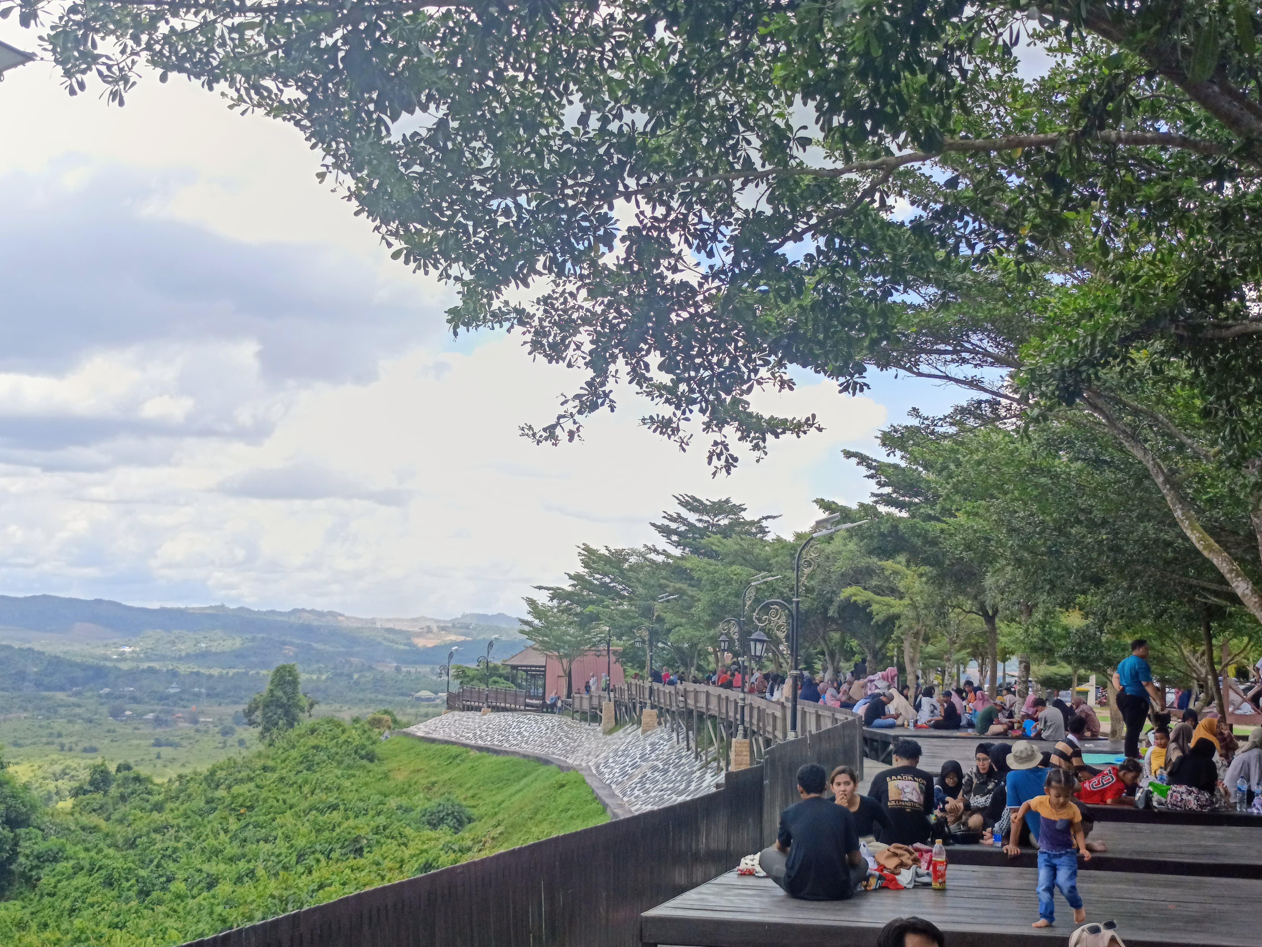RAMAI WISATAWAN: Taman Bukit Pandang ramai dikunjungi di momen Libur Lebaran.