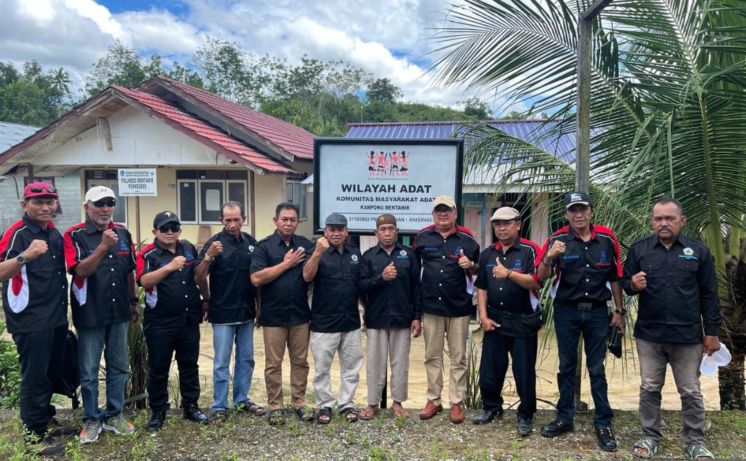 TINJAU: Pengurus LSM Guntur PPU, di antaranya, Kasim Assegaf (empat kanan) usai meninjau sebuah kawasan Desa Mentawir, Sepaku, PPU, yang rusak diduga akibat eksplorasi perusahaan tambang batu bara.