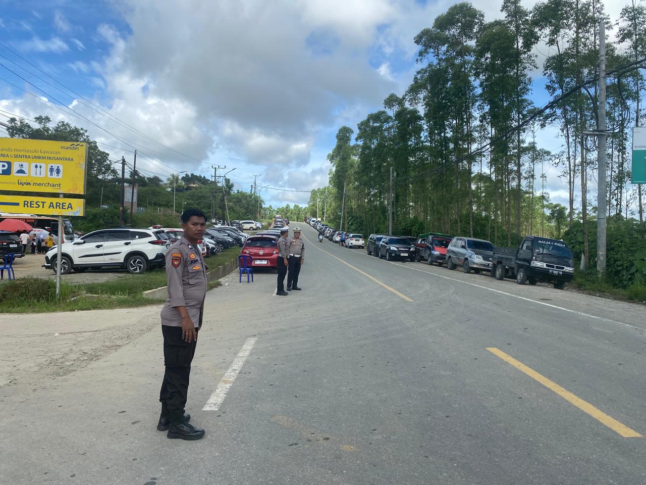 REST AREA: Personel Polsek Sepaku, Polres PPU saat mengamankan puluhan kendaraan pengunjung IKN pada Lebaran 2025. IKN ternyata jadi tujuan wisata favorit pada Idulfitri 1446 Hijriah ini.(ist)