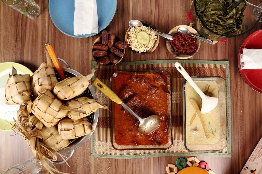 Hidangan khas Lebaran, opor dan rendang.