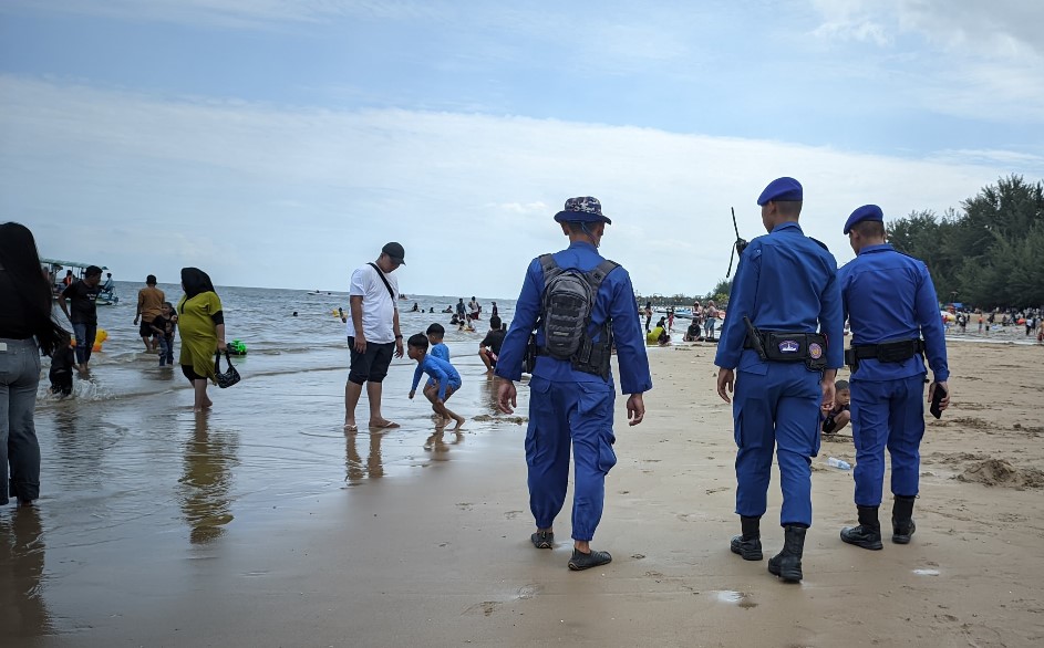 PENGAMANAN: Personel Ditpolairud Polda Kaltim menyisir Pantai Manggar mengawasi pengunjung.
