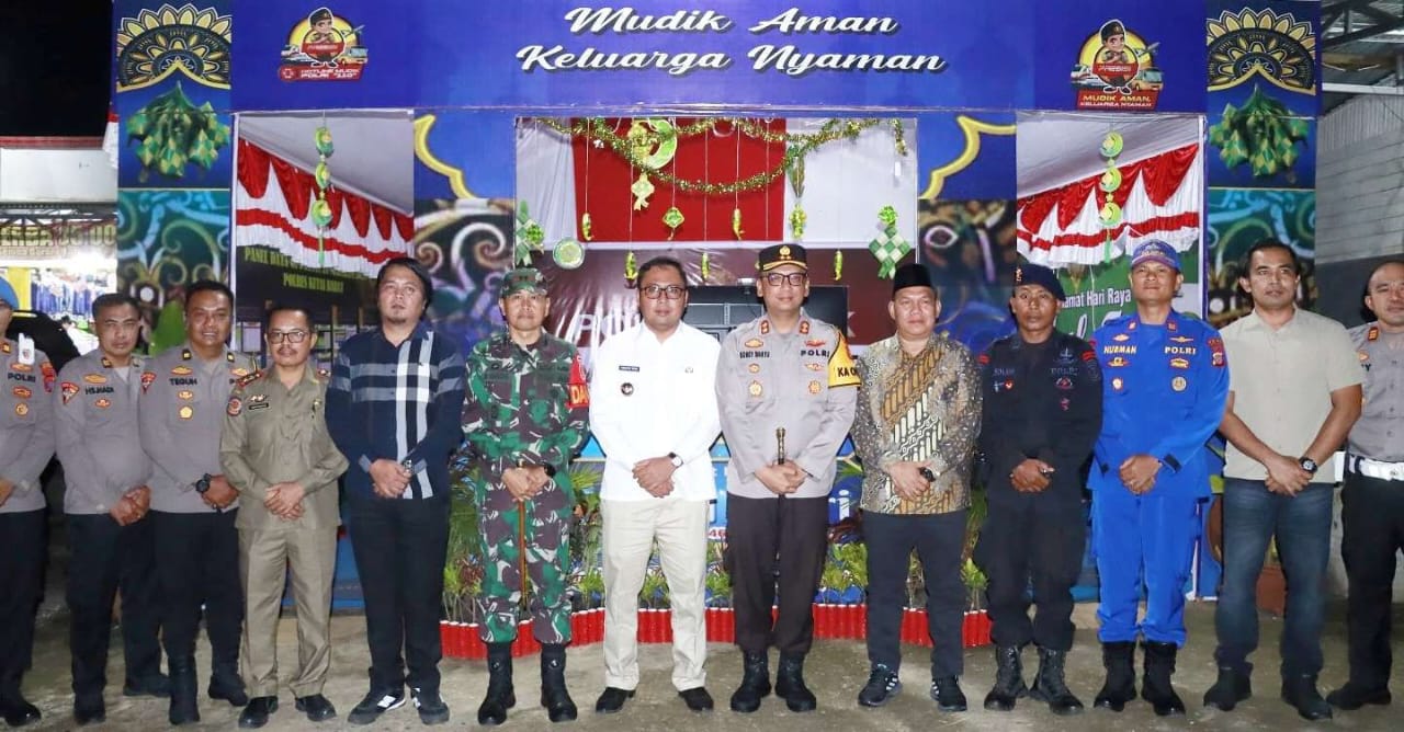 PANTAU ARUS BALIK: Bupati Kubar Frederick Edwin (ketujuh kiri) bersama Kapolres Kubar (kedelapan kiri) dan Dandim 0912/Kubar (keenam kiri) saat memantau arus balik lebaran.