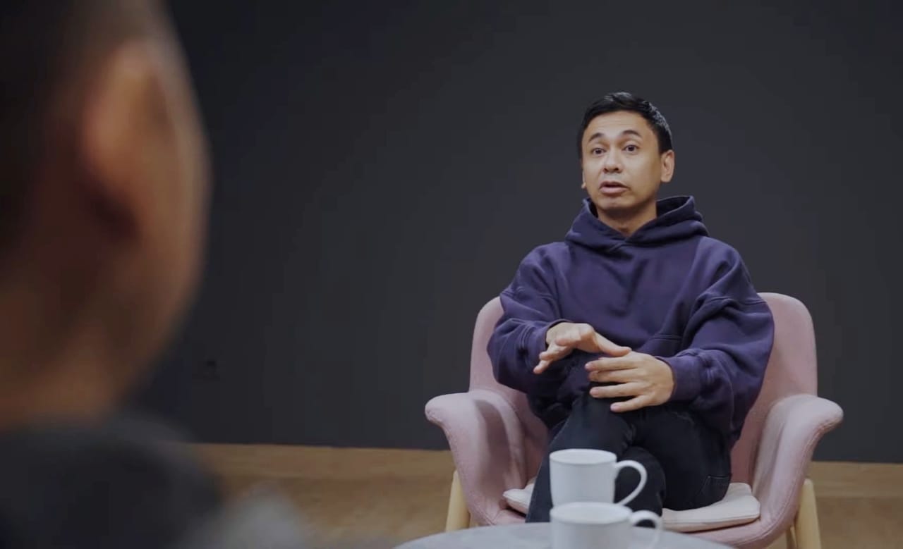 Sosok SimpleMan (membelakangi kamera) mengaku di akun YouTube Raditya Dika bahwa ia pernah mendapat ancaman yang bahkan menyangkut nyawanya.