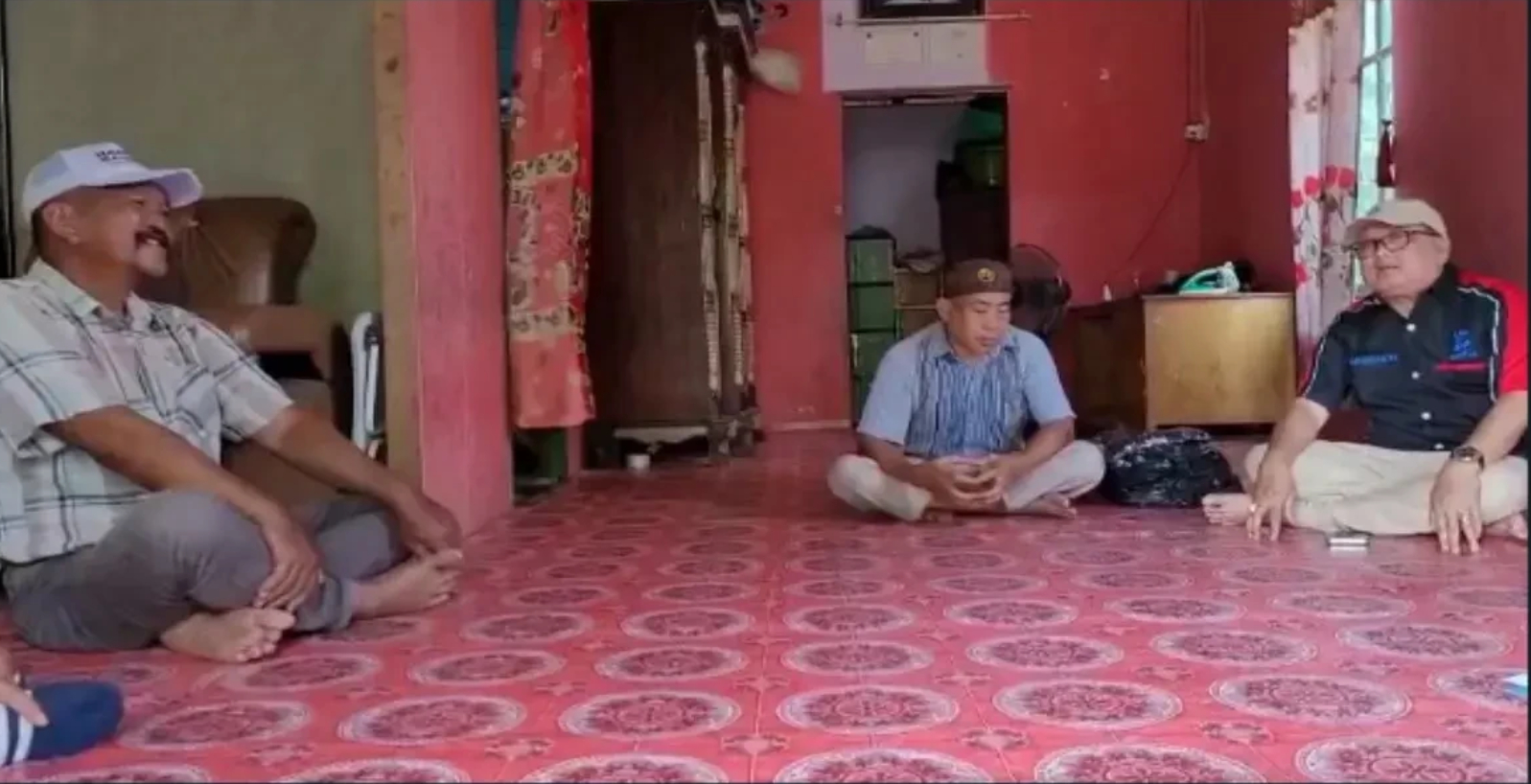HIMPUN DATA: Ketua Umum LSM Guntur, PPU, Kasim Assegaf (kanan) saat mengumpulkan data dengan mendatangi rumah-rumah penduduk di Mentawir, Sepaku, PPU.
