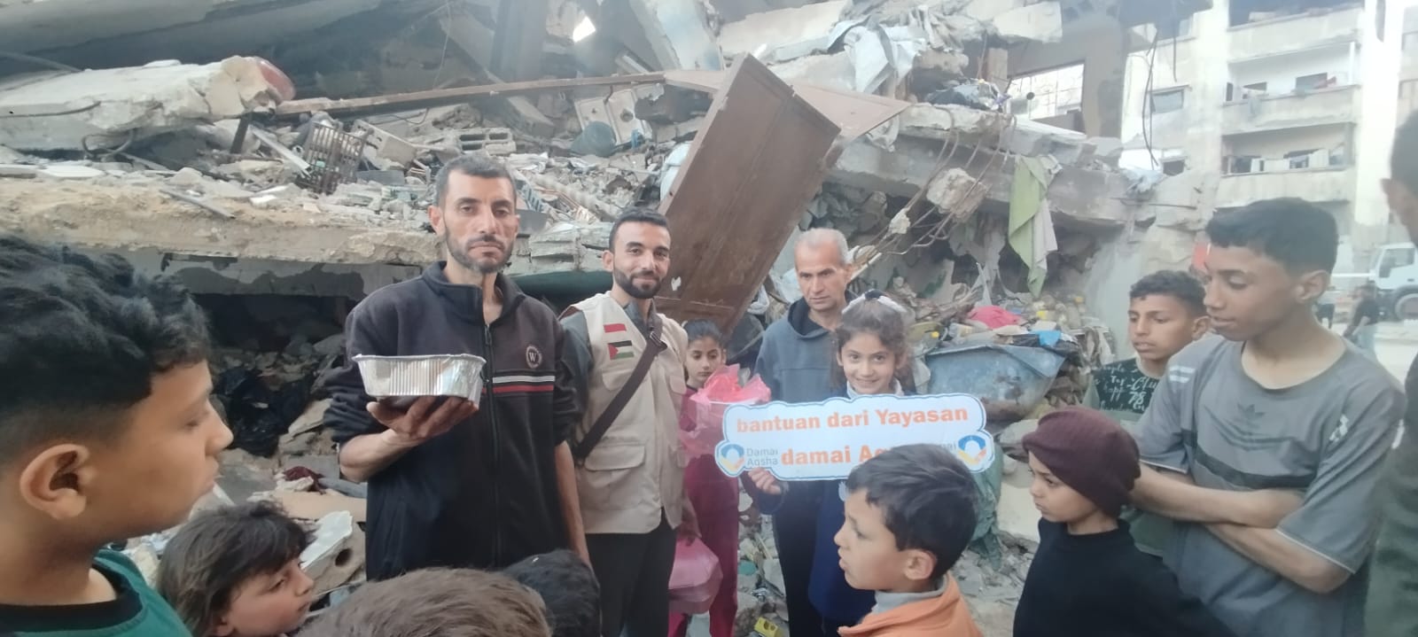 Yayasan Damai Aqsha di Balikpapan dan Samarinda yang menyalurkan bantuan umat untuk kebutuhan medis, pangan, dan operasional Masjid Al-Aqsha di Palestina.