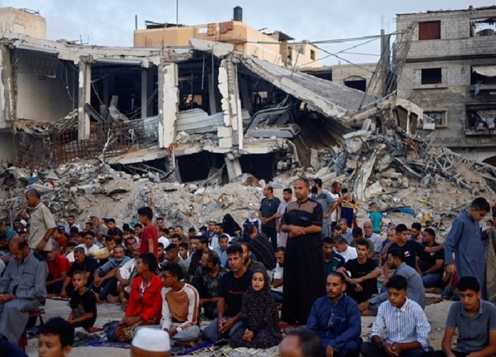 Warga Muslim Palestina bersiap melaksanakan sholat Idul Fitri.