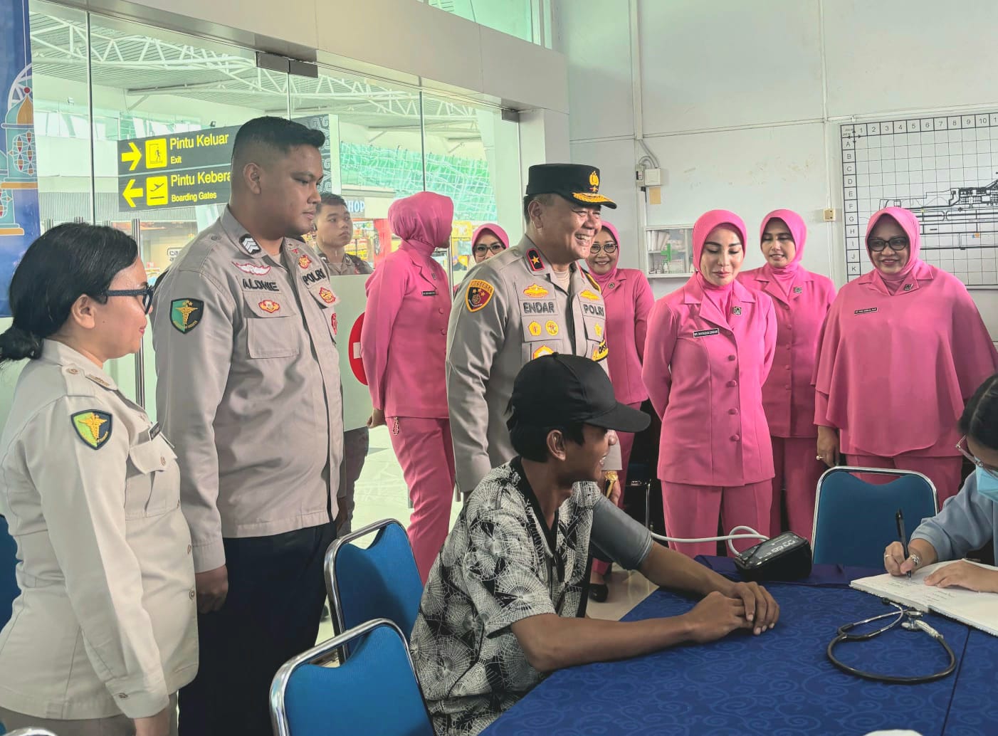 Salah satu warga Balikpapan mendapat pelayanan kesehatan Polresta Balikpapan.