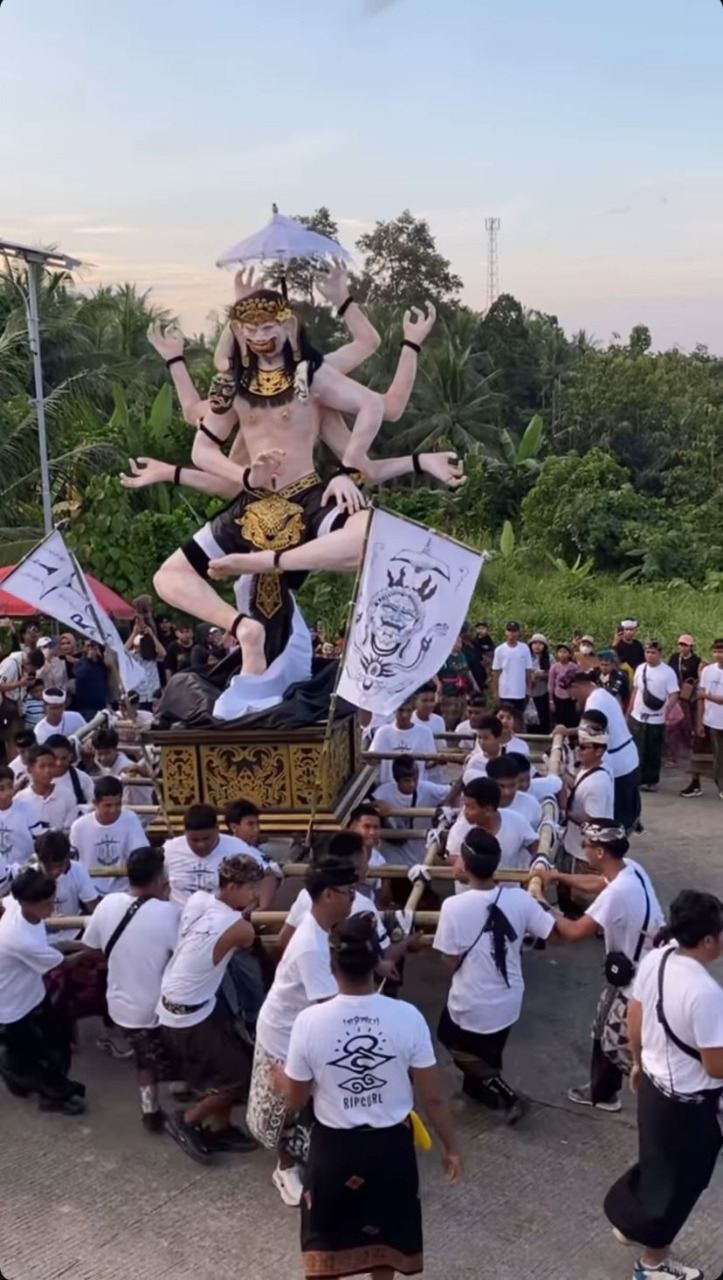 SYARAT MAKNA: Beragam ogoh-ogoh diarak keliling Desa Kerta Buana, Kecamatan Tenggarong Seberang, Kukar, oleh ratusan umat Hindu dan pemuda lintas komunitas, Jumat (28/3) lalu.