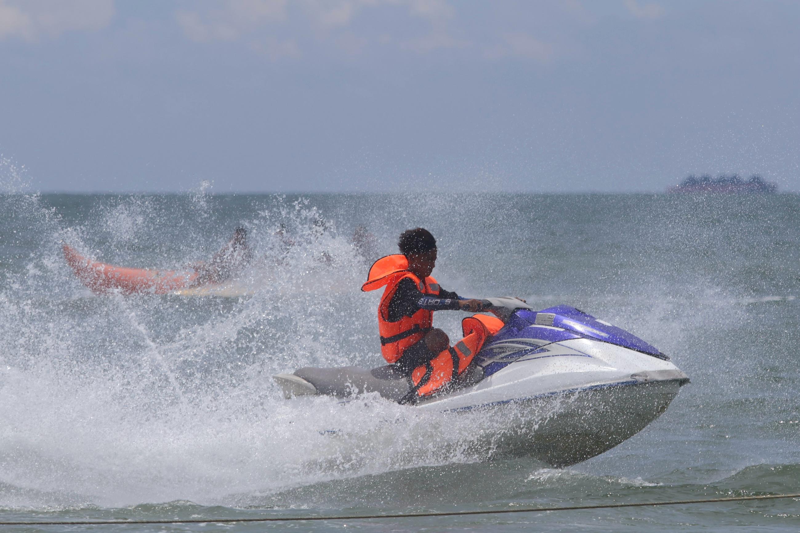 BERLIBUR: Warga berwisata di Pantai Manggar Balikpapan