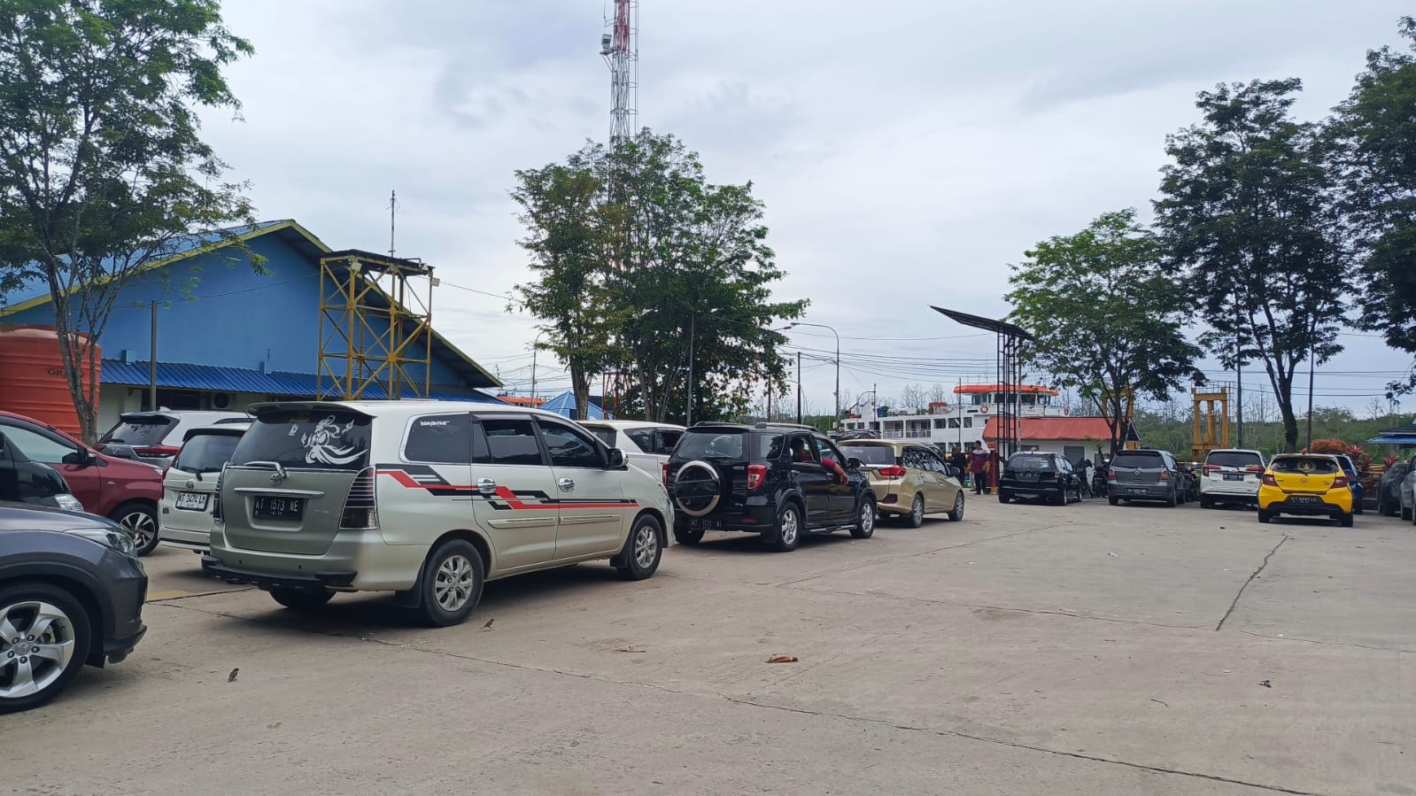 RAMAI LANCAR: Kendaraan yang hendak menyeberang pada Pelabuhan Penyeberangan Kariangau pada puncak arus lalu lintas, H2 Lebaran atau Senin (1/4).&nbsp;