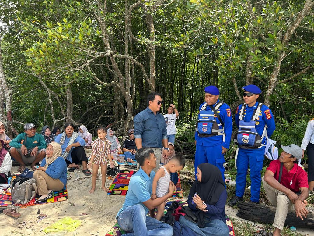 Warga Paser yang ingin berlibur wisata pantai, bisa mengunjungi Pantai Pasir Putih Pasir Mayang di Desa Pasir Mayang Kecamatan Kuaro.&nbsp;