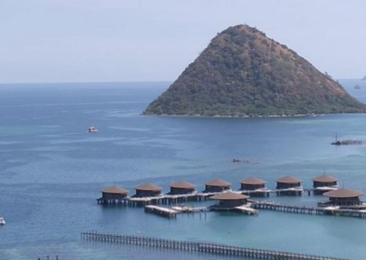 Bangunan mewah di atas laut Labuan Bajo.