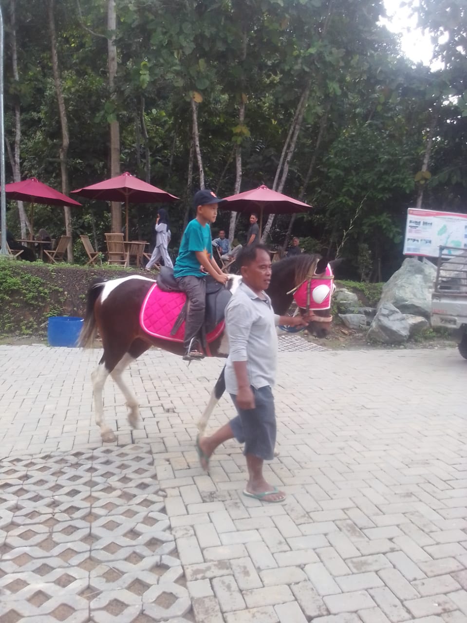 SENSASI: Wisatawan saat menikmati sensasi menunggang kuda dan delman yang disediakan pengelola objek wisata Gua Tapak Raja di Desa Wonosari, Sepaku, PPU. (FOTO: IST)